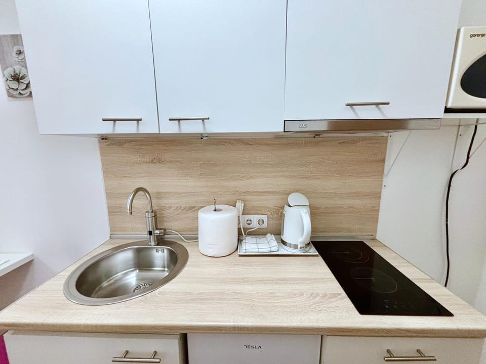 Coffee/tea facilities, Kitchen or kitchenette, stove