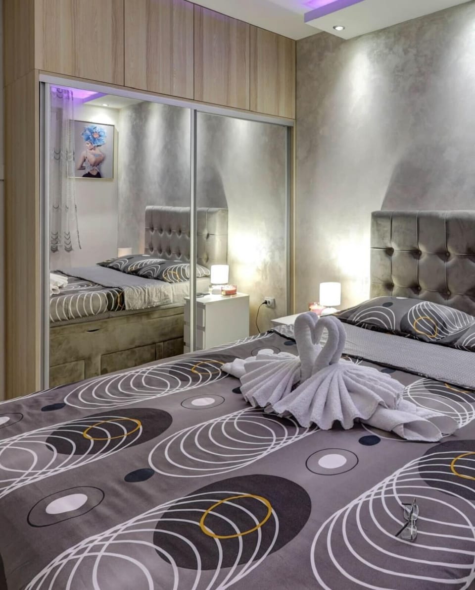 Bed, Photo of the whole room, Bedroom, towels