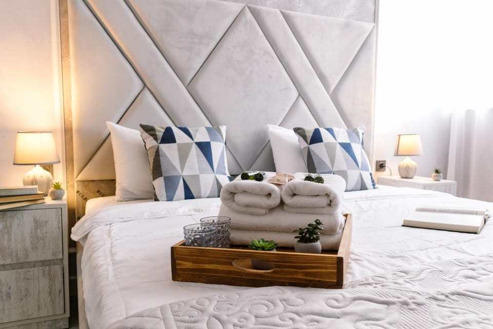 Bed, Photo of the whole room, Bedroom, towels