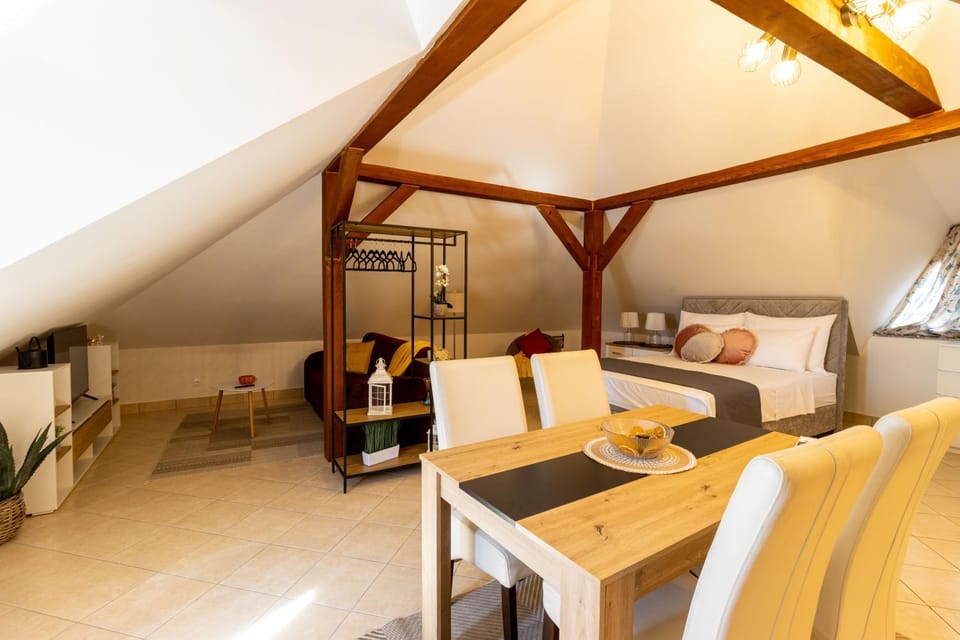 Bed, TV and multimedia, Living room, Seating area, Dining area, Bedroom