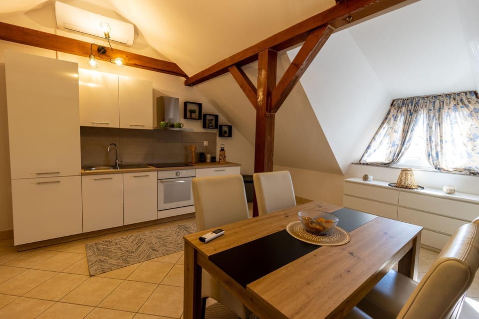 Kitchen or kitchenette, Dining area, dishwasher, pet friendly, stove