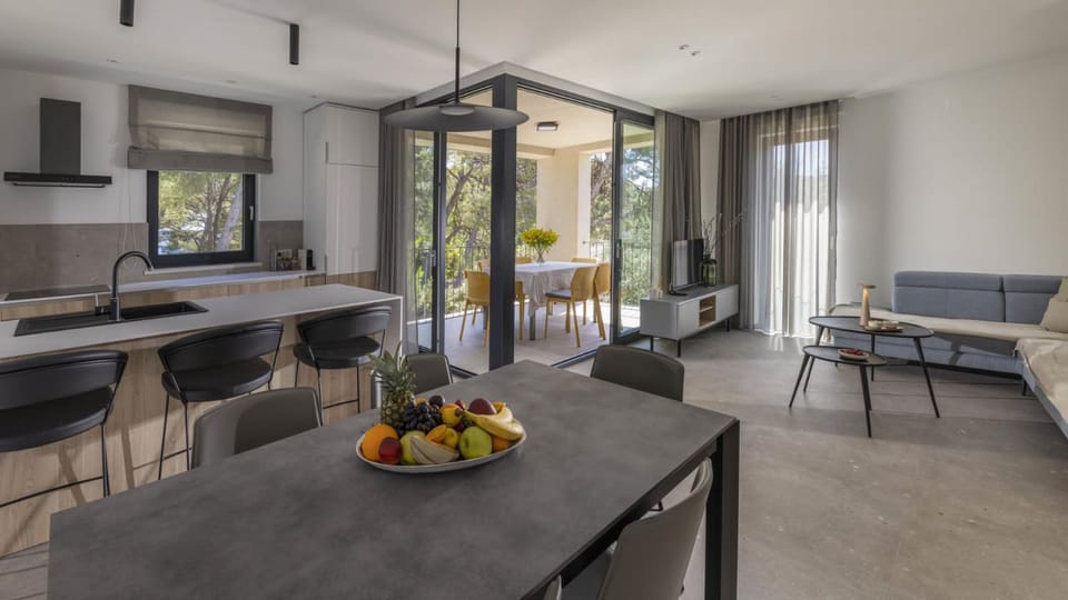 Kitchen or kitchenette, Living room, Food and drinks, Seating area, Dining area, Food