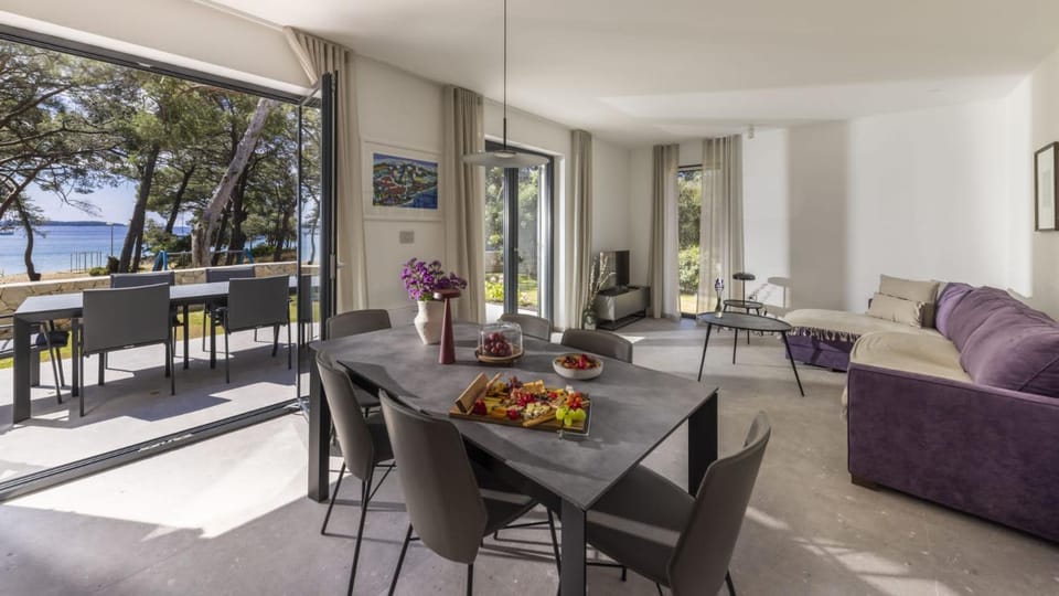 View (from property/room), Living room, Food and drinks, Seating area, Dining area, Food