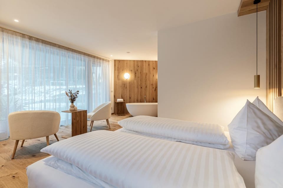 Bed, Living room, Photo of the whole room, Seating area, Bedroom, Bath