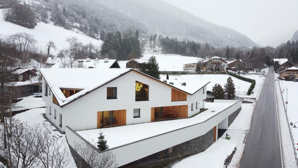 Property building, Day, Neighbourhood, Natural landscape, Winter, Mountain view, Street view