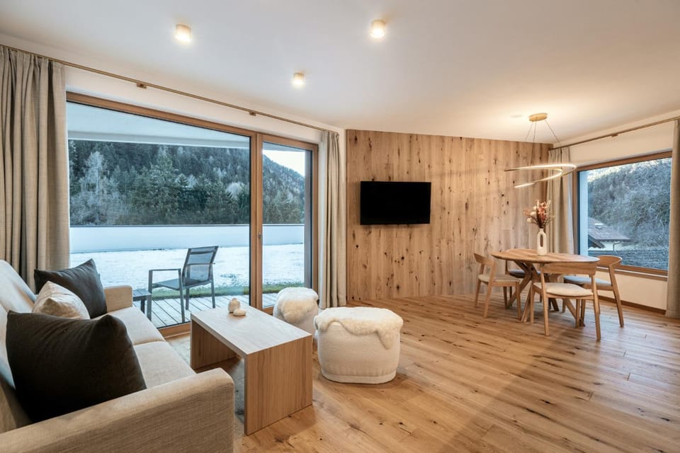 Communal lounge/ TV room, Natural landscape, TV and multimedia, Living room, Seating area, Dining area, Evening entertainment