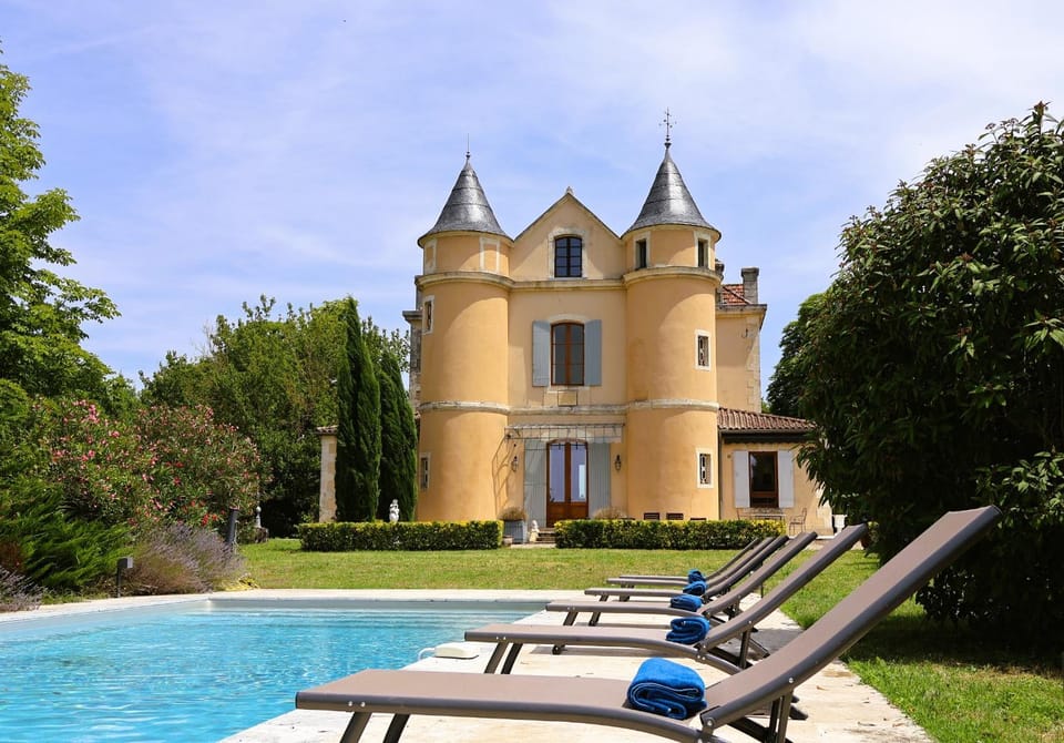Property building, Garden view, Pool view, Swimming pool, sunbed