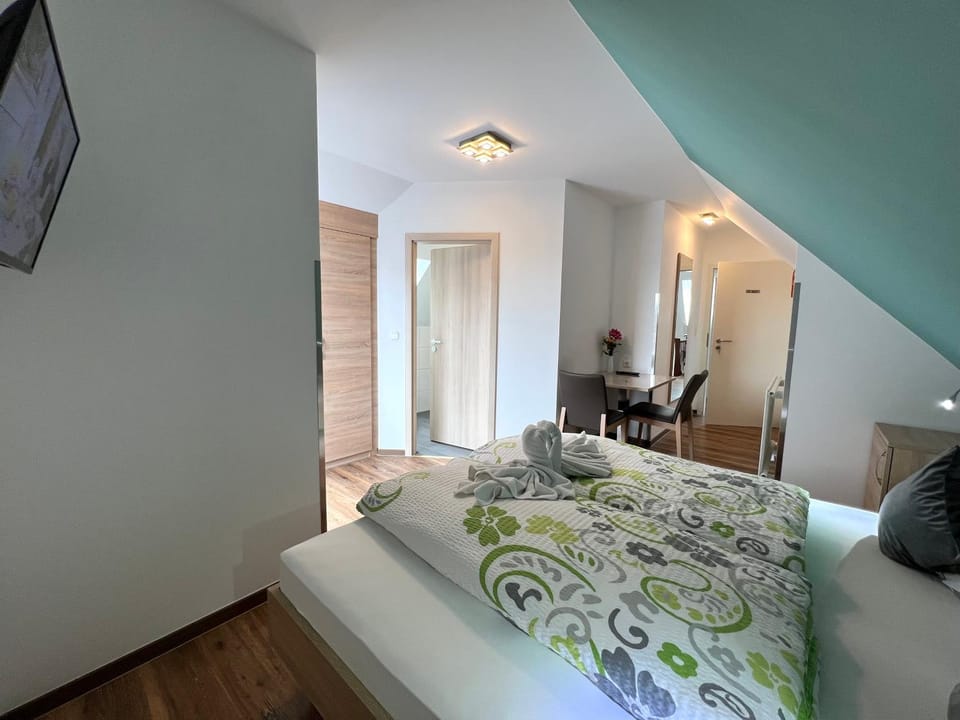 Bed, TV and multimedia, Photo of the whole room, Seating area, Bedroom