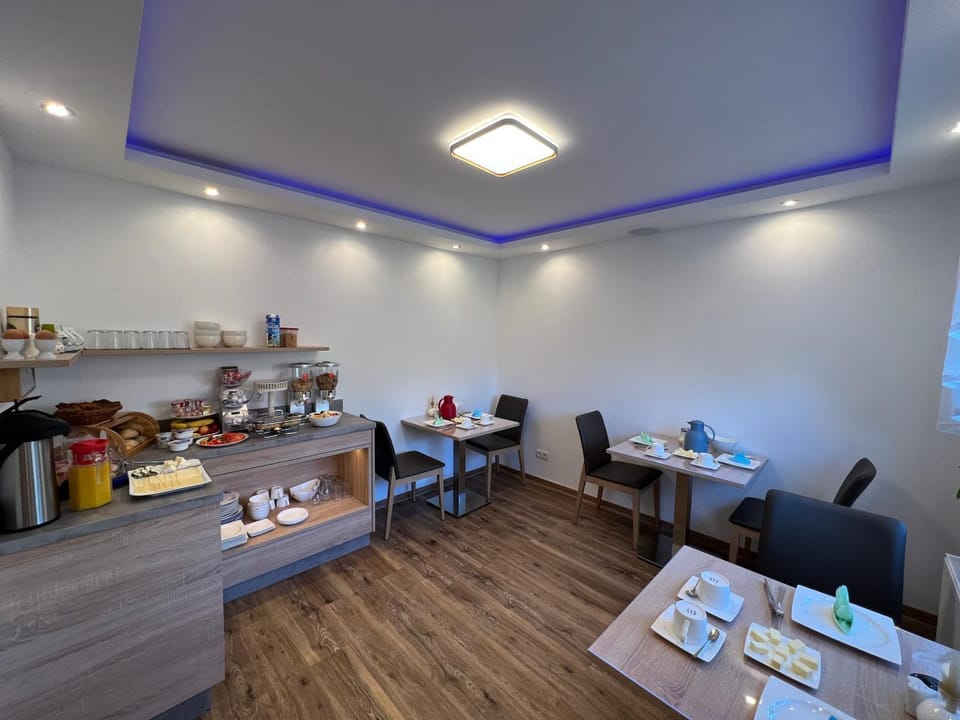 Coffee/tea facilities, Food and drinks, Banquet/Function facilities, Food, Breakfast, Continental breakfast