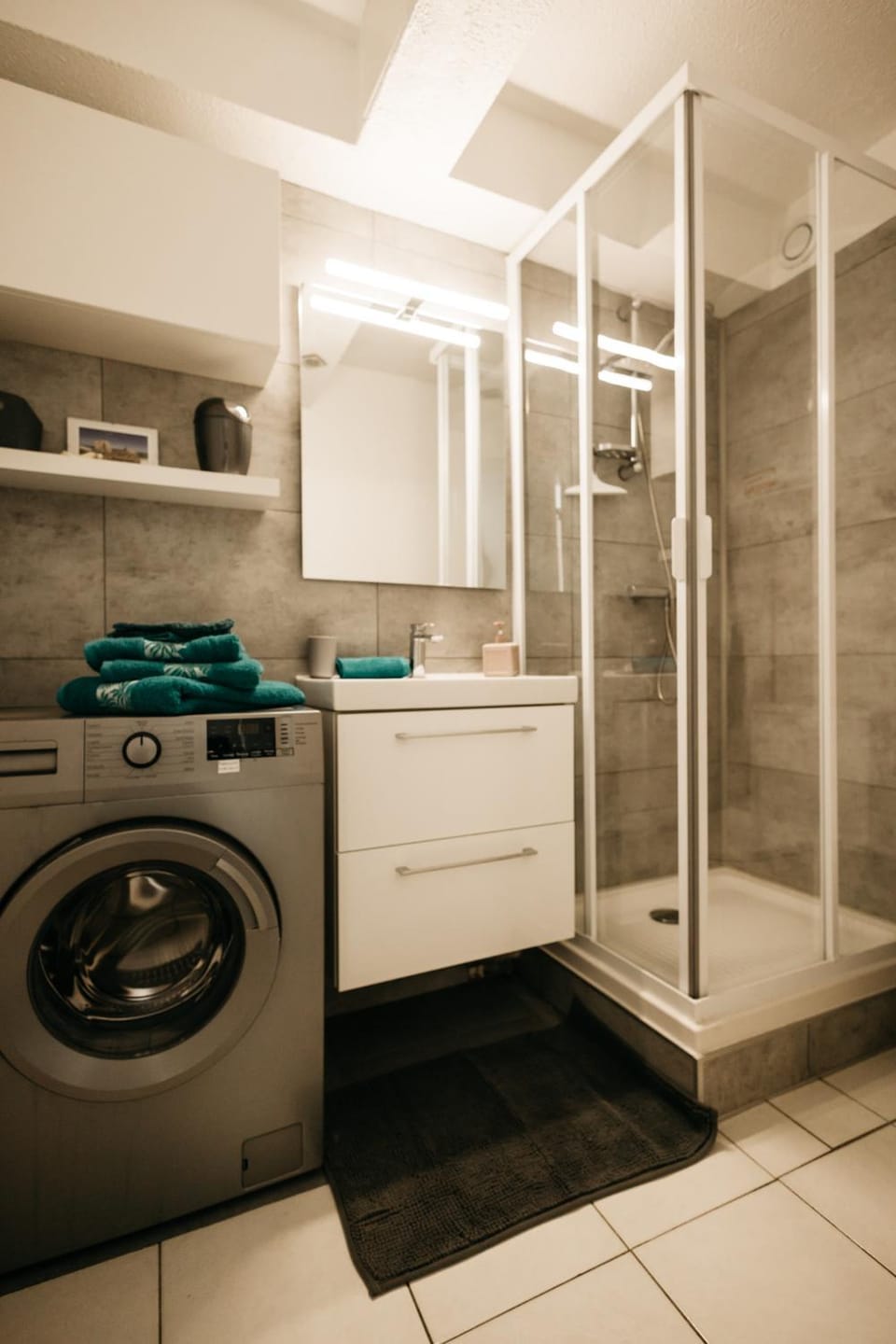 Shower, Bathroom, towels, washing machine