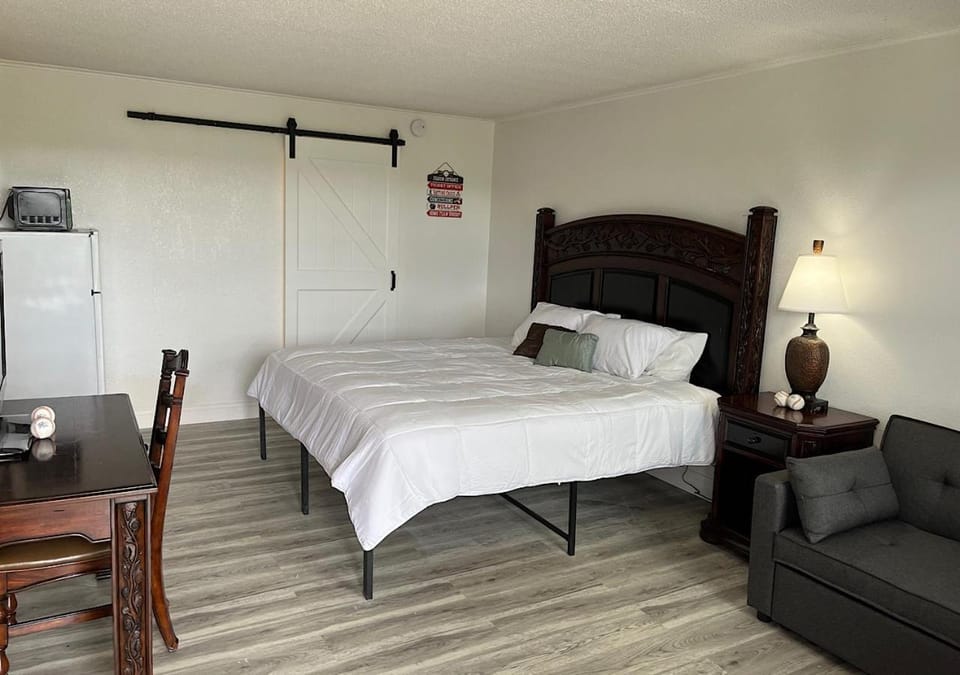 Bathroom, Bedroom, minibar, air conditioner