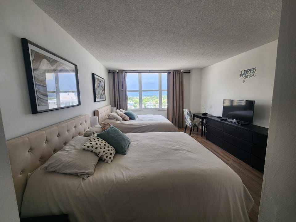 Bed, TV and multimedia, Photo of the whole room, Bedroom