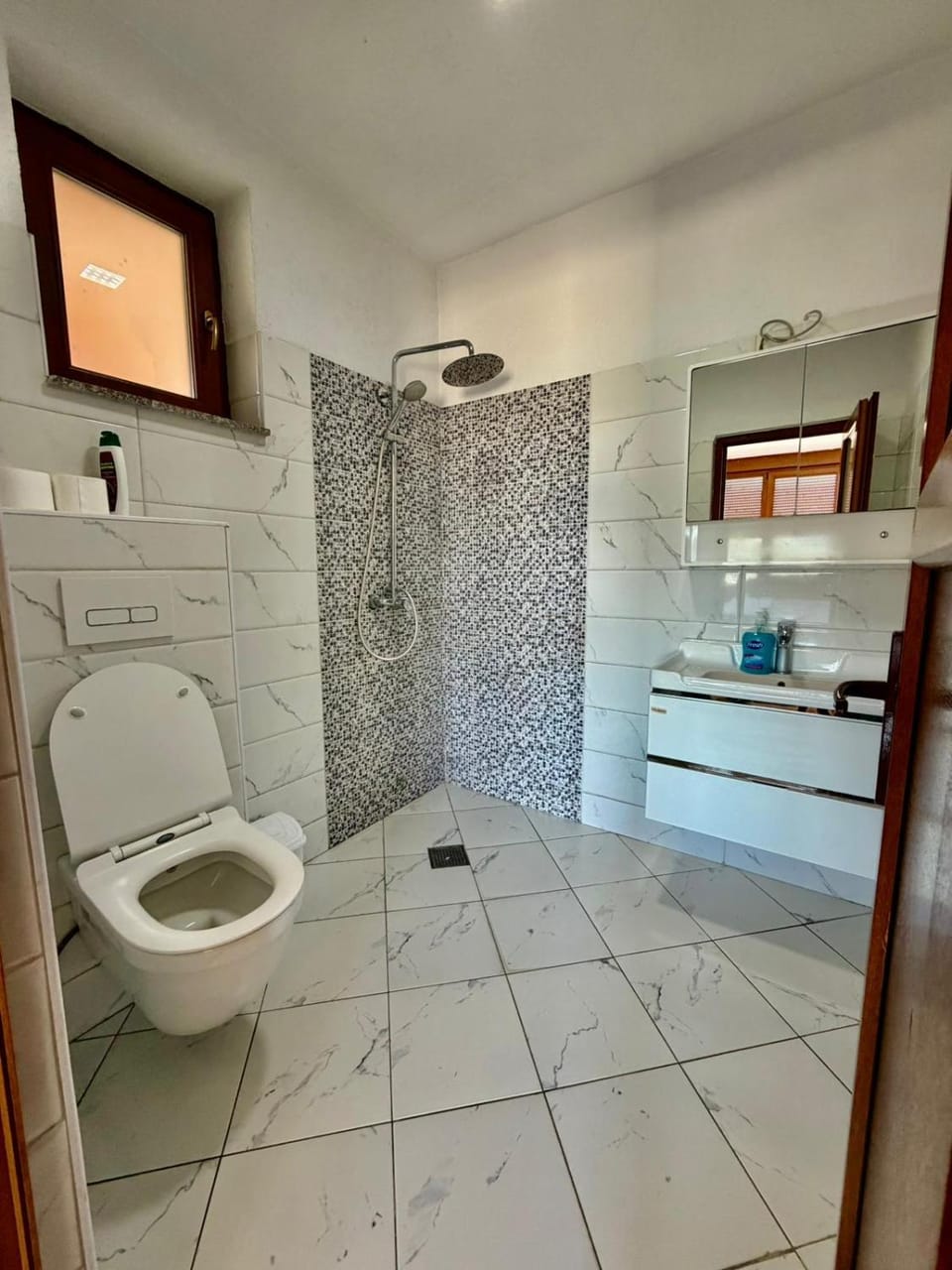Hotel Te Liqeni Villa in Montenegro