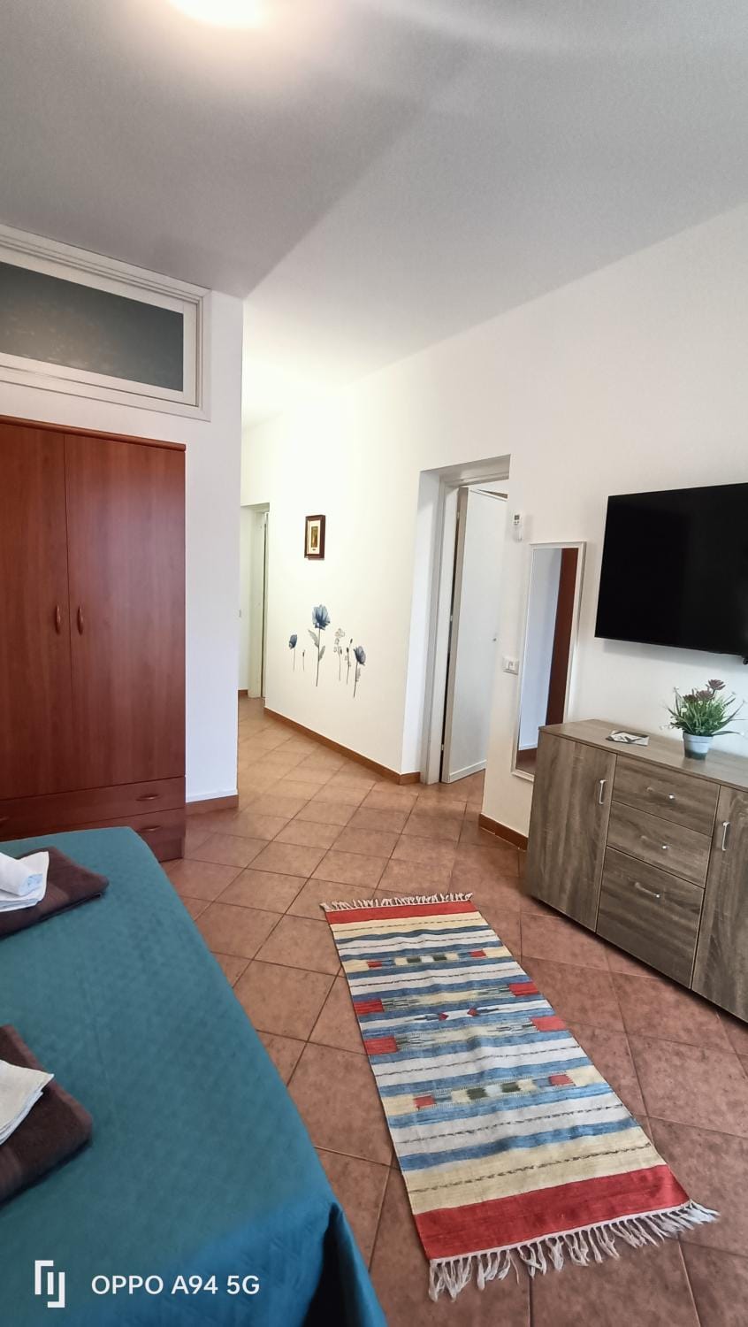 Communal lounge/ TV room, Bed, TV and multimedia, Photo of the whole room, Evening entertainment, Bedroom, wardrobe
