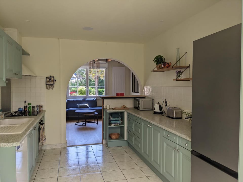 Coffee/tea facilities, minibar, stove, toaster