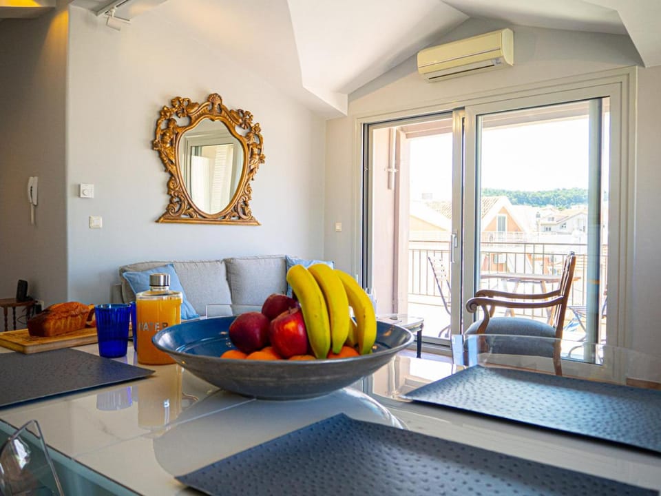 Living room, Seating area, Dining area, air conditioner