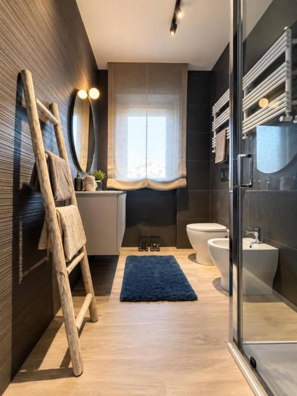 Shower, Toilet, Bathroom, Photo of the whole room, Bedroom, Bath, towels