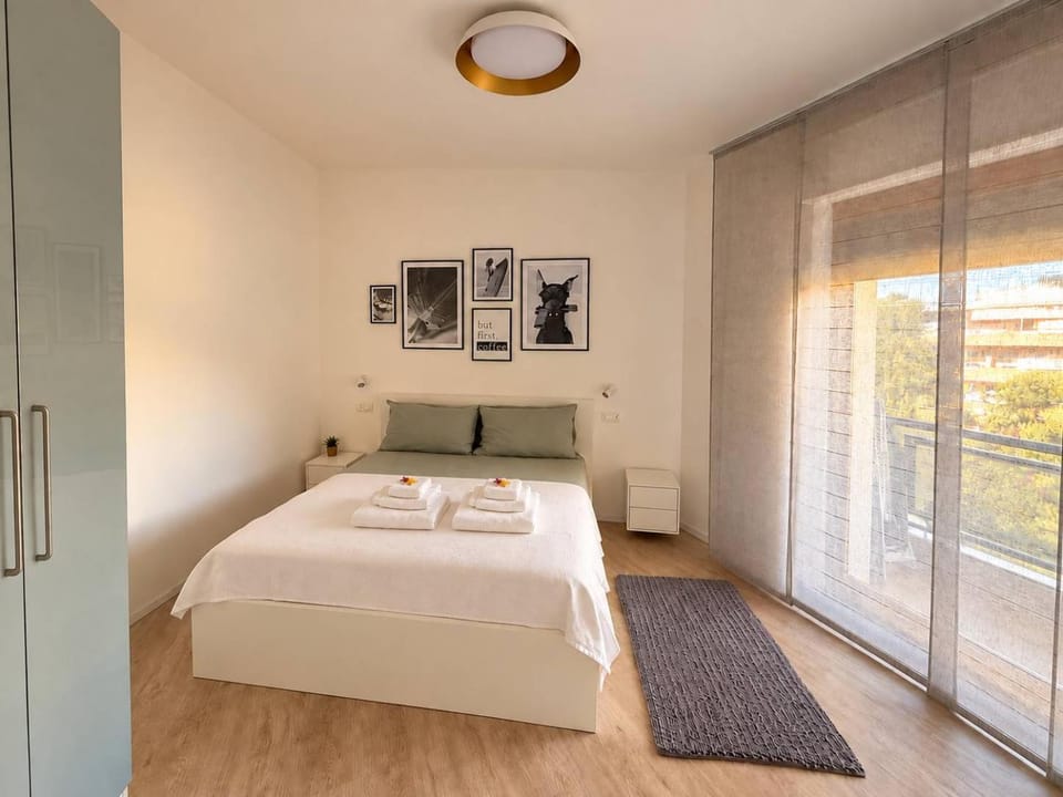 Bed, TV and multimedia, Decorative detail, Bedroom, towels, wardrobe