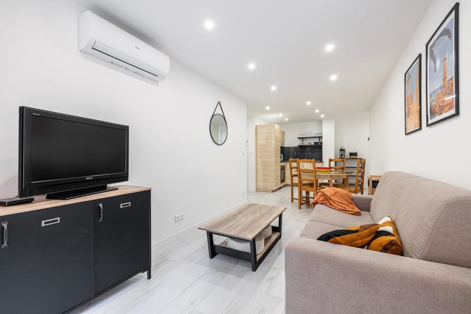 Communal lounge/ TV room, TV and multimedia, Kitchen or kitchenette, Living room, Seating area, Dining area, air conditioner
