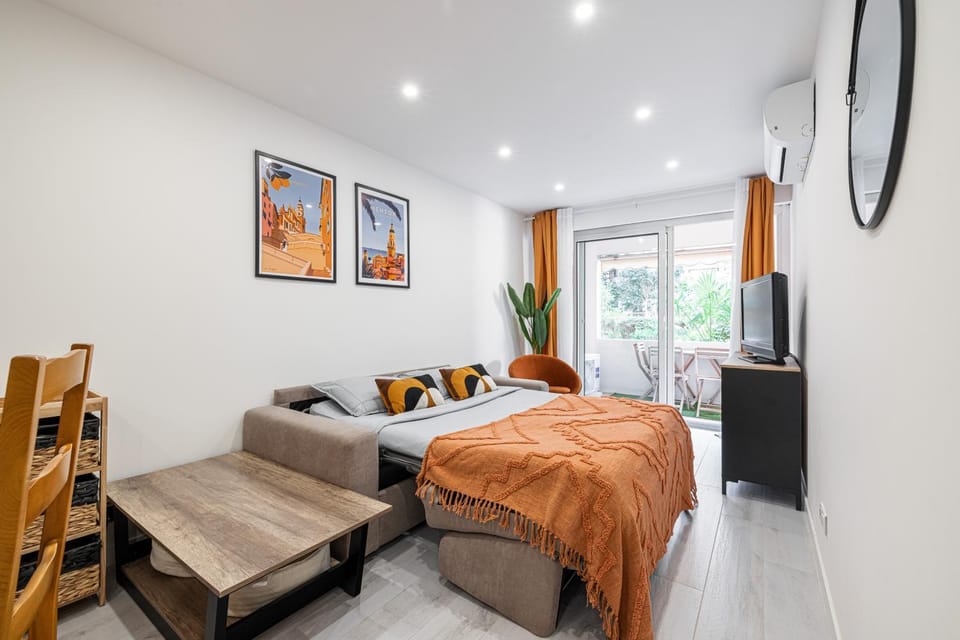 Bed, TV and multimedia, Living room, Photo of the whole room, Seating area, hair dresser