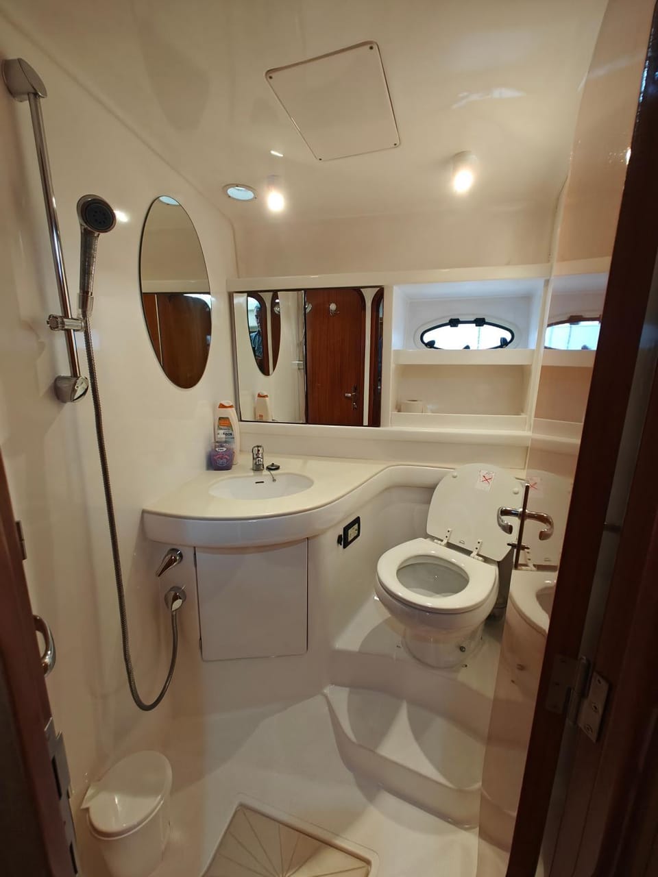 Shower, Toilet, Bathroom, Bath, towels