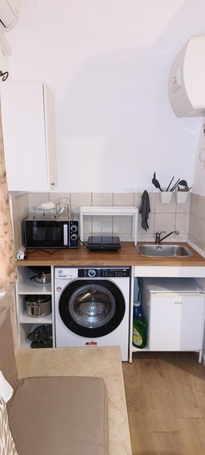 Kitchen or kitchenette, minibar, stove, washing machine, dryer