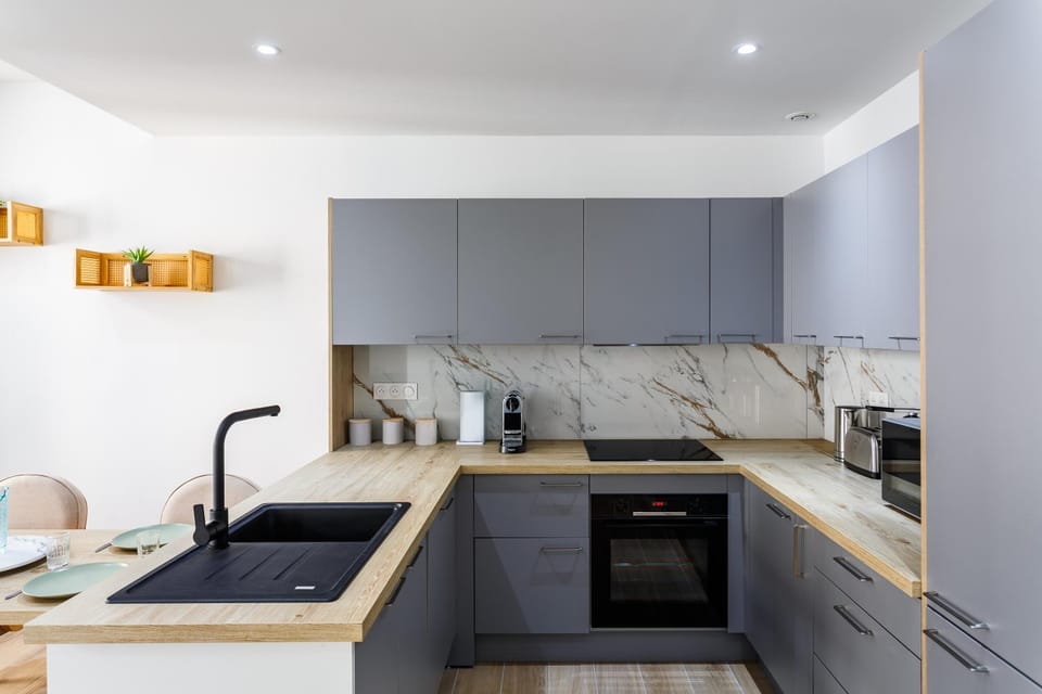 Kitchen or kitchenette, dishwasher, stove