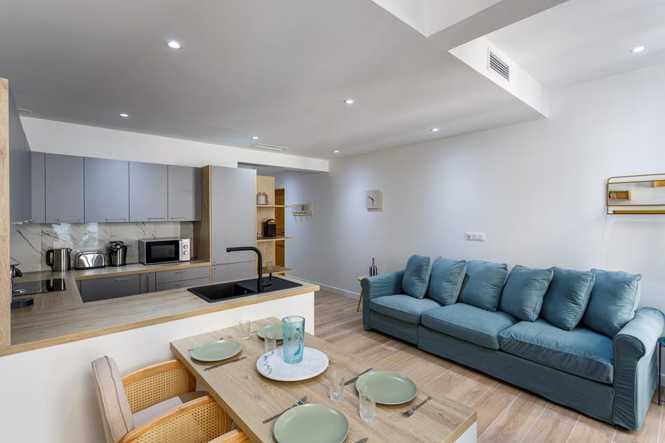 Kitchen or kitchenette, Living room, Seating area, Dining area