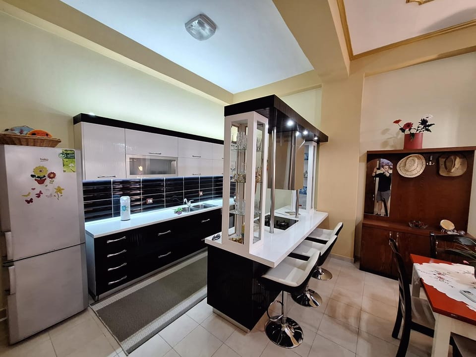 Kitchen or kitchenette, minibar