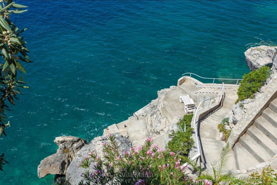 Unique Dalmatian Seafront Villa - Set in a 300 m2 Mediterranean garden with private beach, large pool and terrace. Villa in Dubrovnik-Neretva County