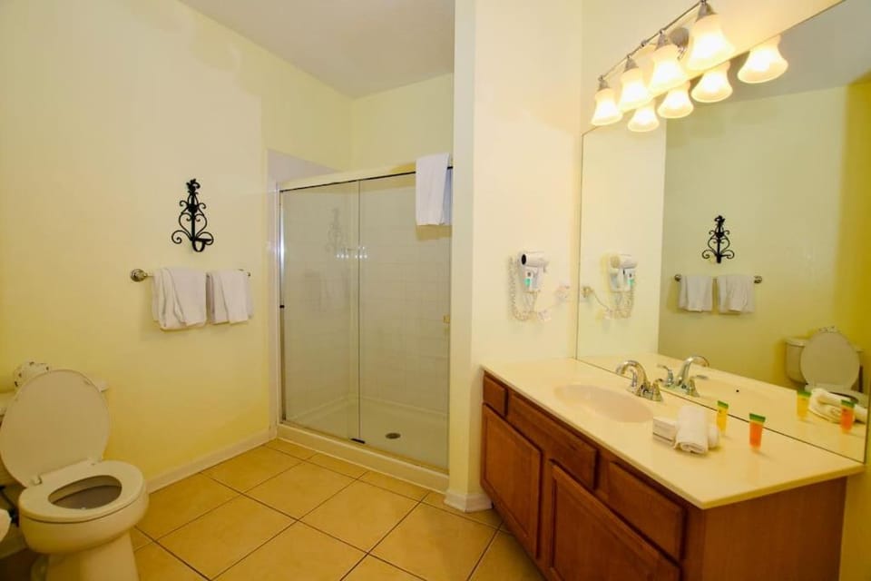 Shower, Toilet, Bathroom, towels