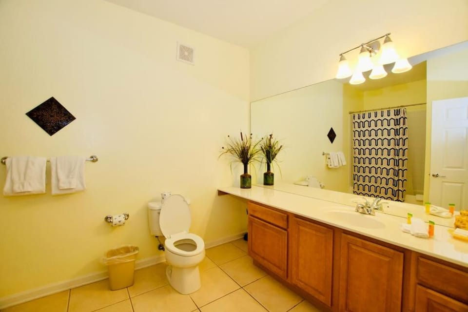 Toilet, Bathroom, towels