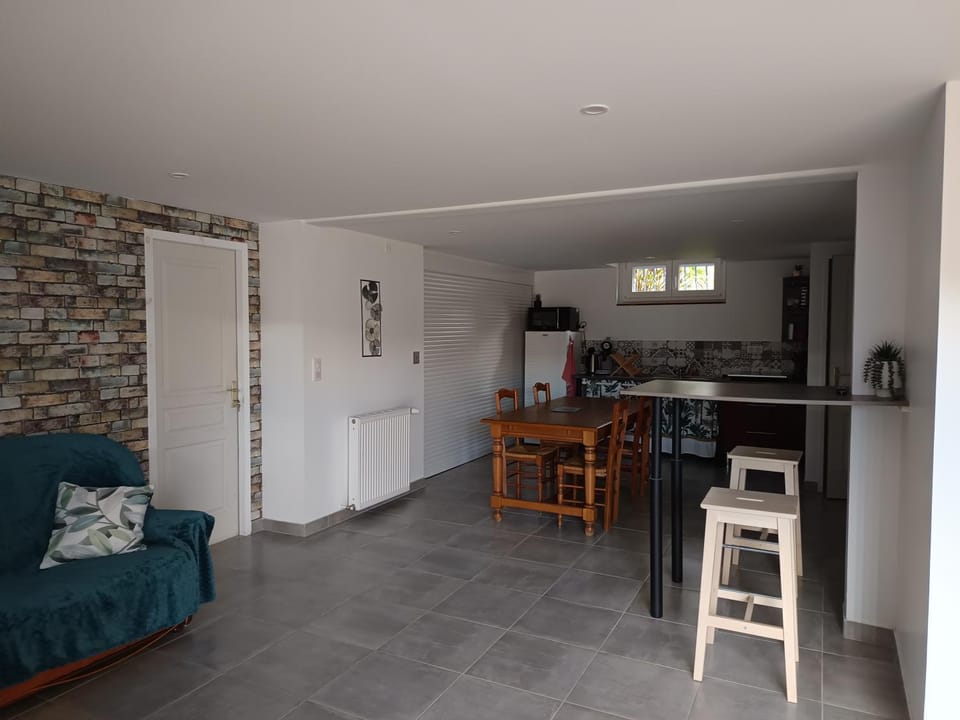 Kitchen or kitchenette, Dining area, minibar, oven, stove