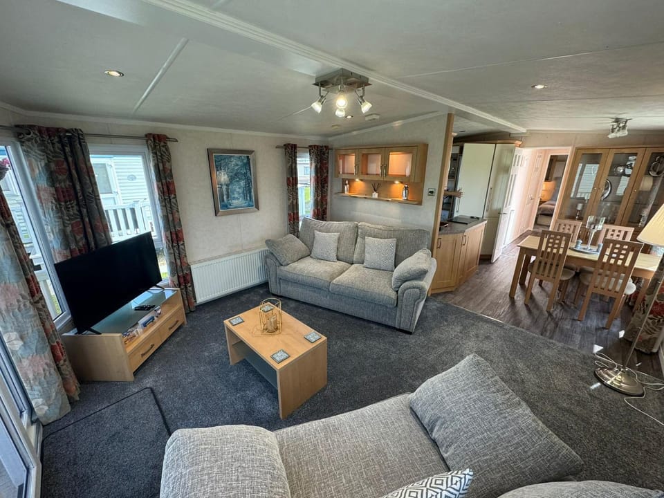 Communal lounge/ TV room, TV and multimedia, Living room, Seating area