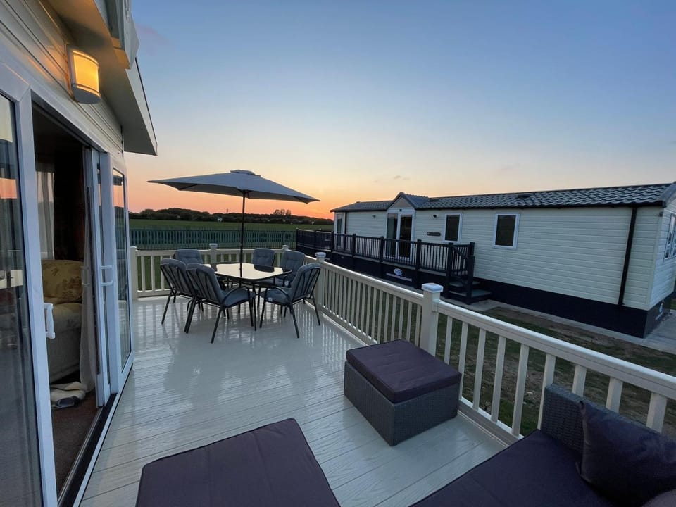 Property building, Natural landscape, View (from property/room), Balcony/Terrace, Balcony/Terrace, Seating area, Dining area, Sunset