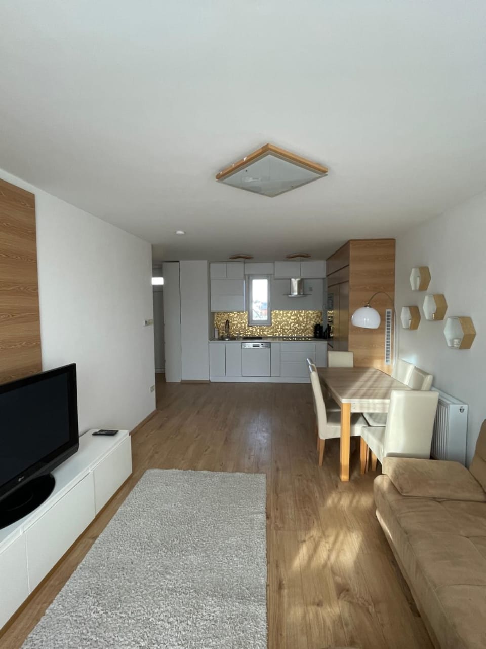 TV and multimedia, Living room, Seating area, Dining area