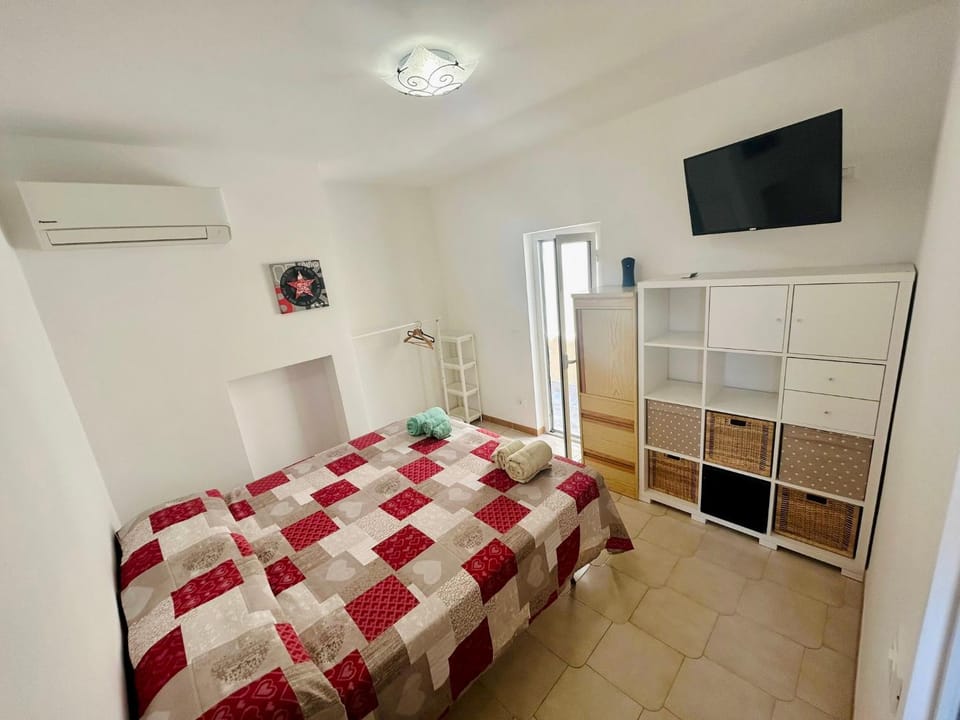 Bed, TV and multimedia, Photo of the whole room, Bedroom, wardrobe, air conditioner