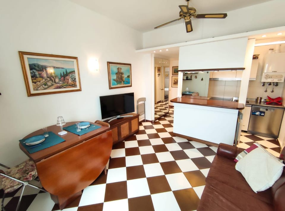 Communal lounge/ TV room, TV and multimedia, Living room, Seating area, Dining area, fireplace
