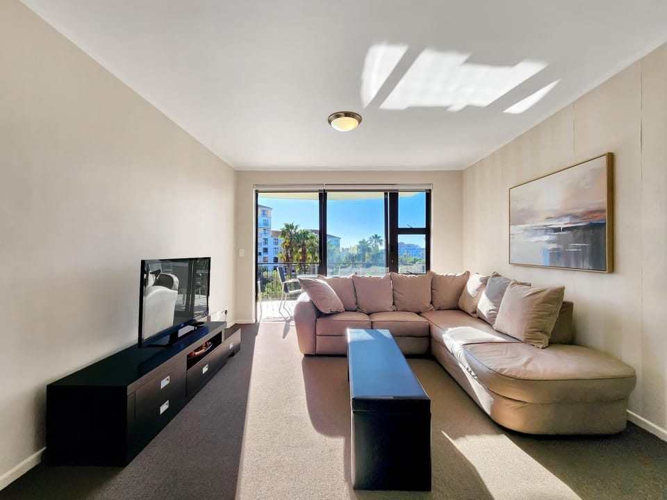Walkable, pools, park and great for families Apartment in Cape Town