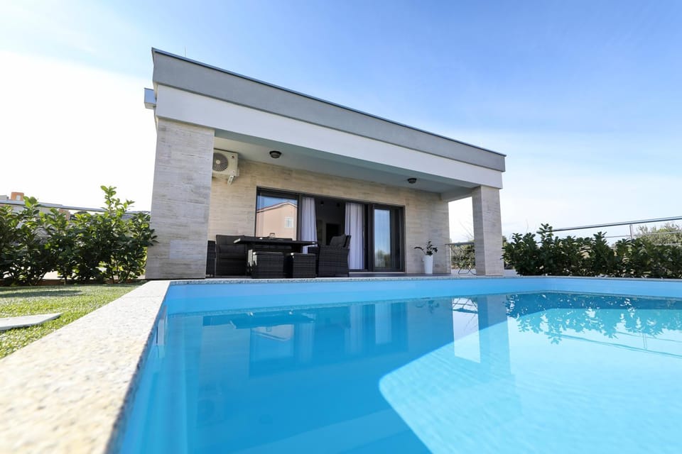 Property building, Swimming pool, Swimming pool