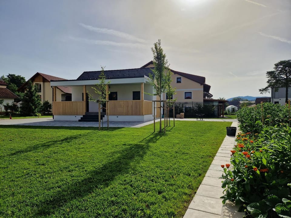 Property building, Garden, Balcony/Terrace, Garden view