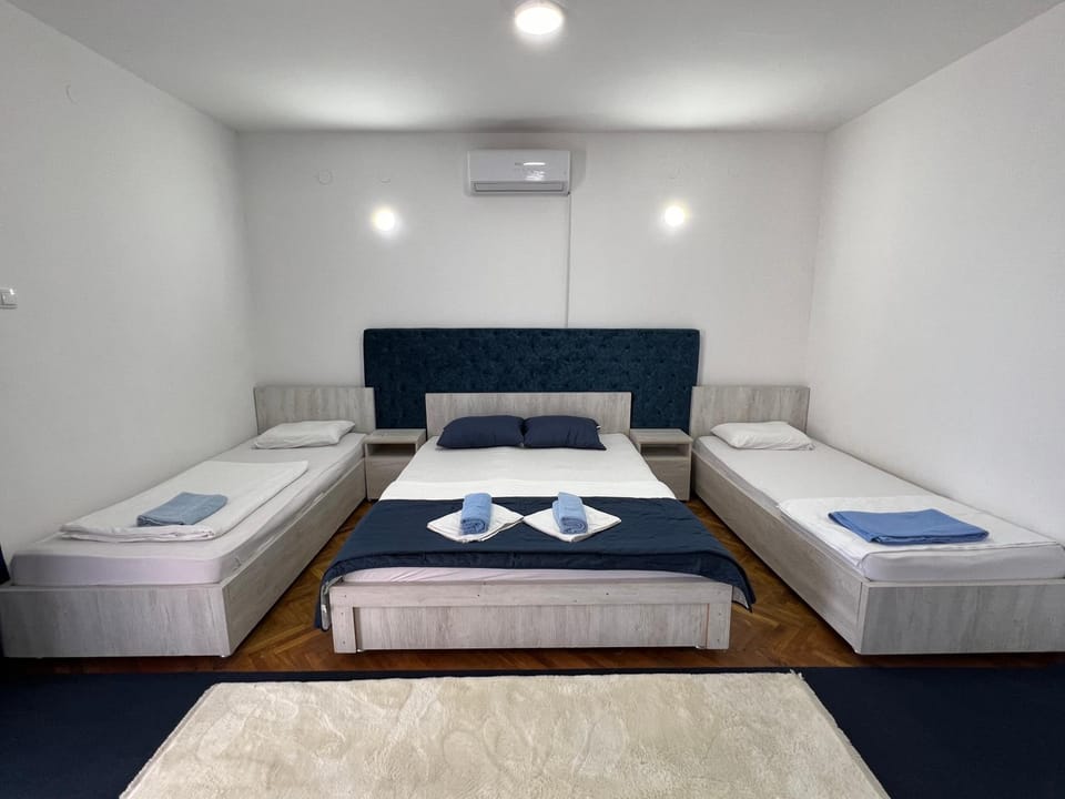 Bed, Photo of the whole room, towels, air conditioner