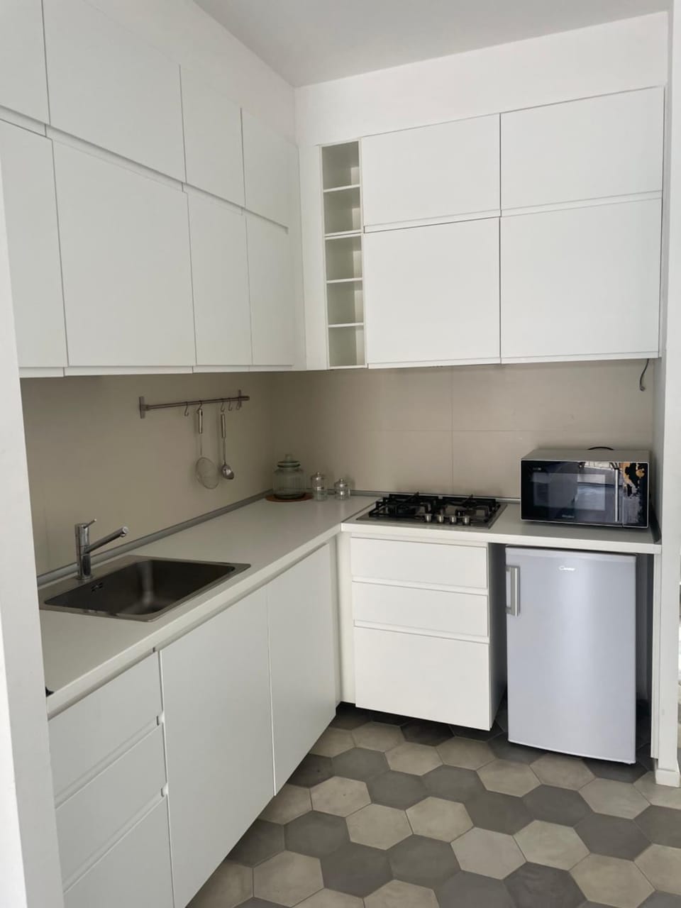 Kitchen or kitchenette, minibar, oven, stove
