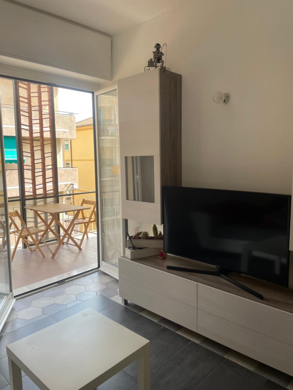 TV and multimedia, Living room, Seating area, Evening entertainment