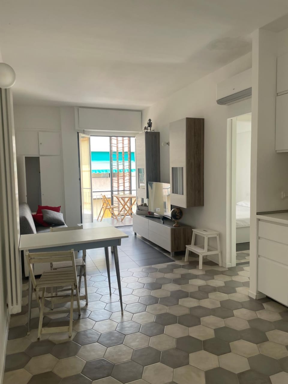 Living room, Seating area, Dining area, hair dresser