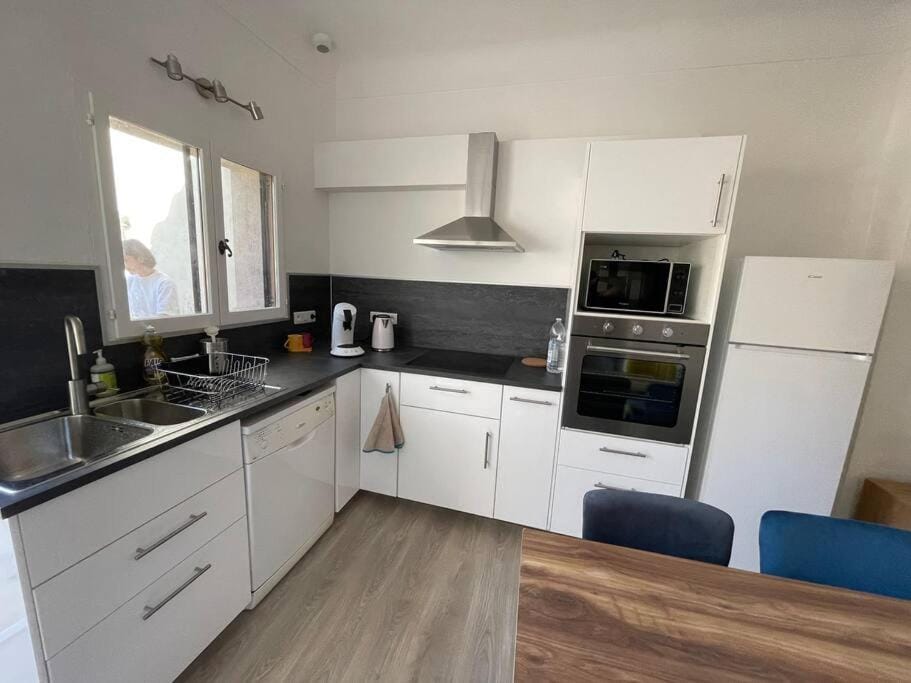 Coffee/tea facilities, Kitchen or kitchenette, Dining area, dishwasher, minibar, pet friendly, stove, toaster