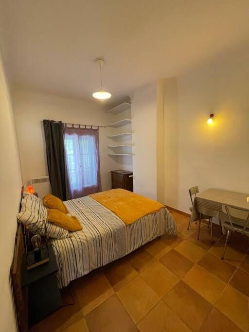 Bed, Photo of the whole room, Seating area, Bedroom