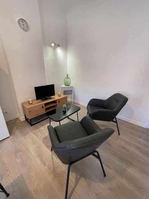 Communal lounge/ TV room, TV and multimedia, Living room, Seating area