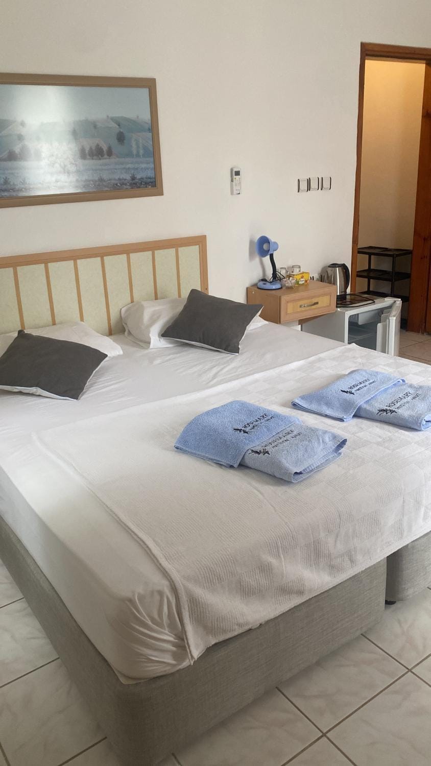 Bed, Photo of the whole room, Bedroom, towels
