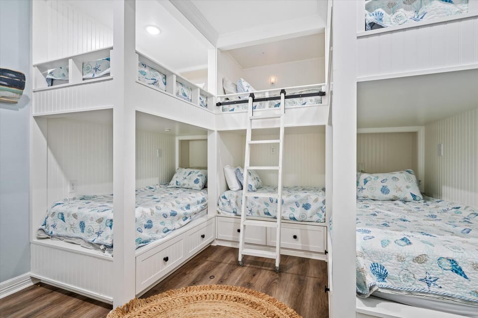 Bed, Photo of the whole room, Bedroom, bunk bed